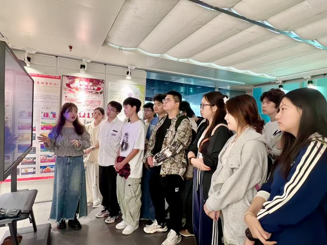 凤凰数智传媒产业学院2025级新生入学教育总结